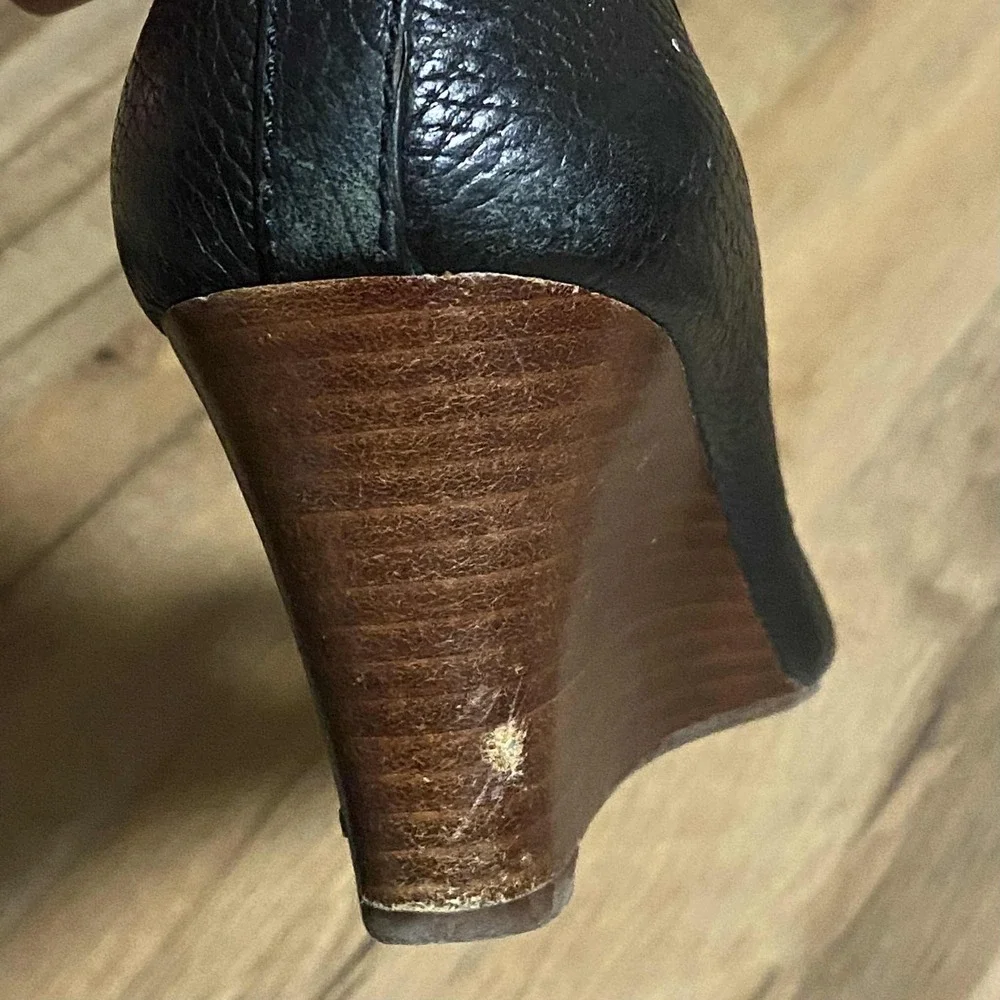 Tory Burch Black Leather Peep Toe Wedge Heels‎ Gold Logo Size 9M